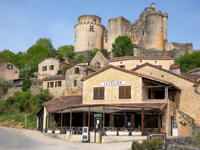 Le Loup Blanc - Restaurant Gastronomique, Chambres d'Hôtes, Epicerie Locavore Bonaguil et son Château